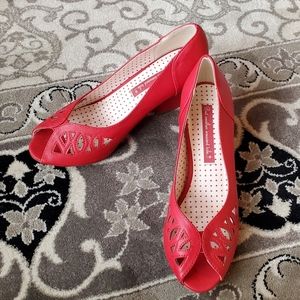 50s inspired cutout pumps
